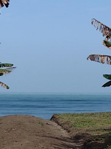 a view of the ocean from the beach at La playita in Los Córdobas