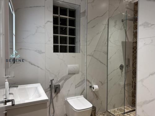 Ένα μπάνιο στο Serene Apartment Korce