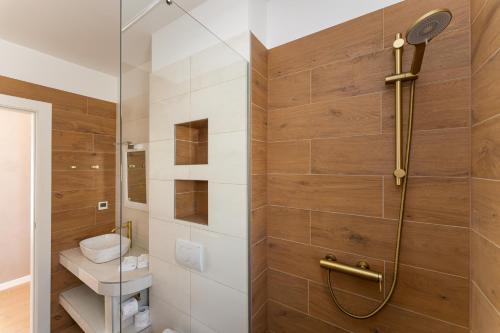 a bathroom with a shower and a toilet at Casa Coral in Crno