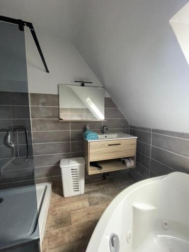 une salle de bain avec un lavabo et une baignoire dans l'établissement Gîte du samedy, au Saint