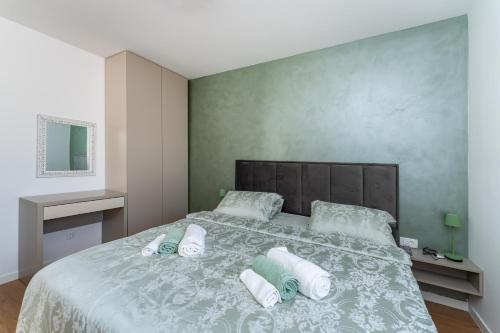 a bedroom with a bed with towels on it at Casa Coral in Crno