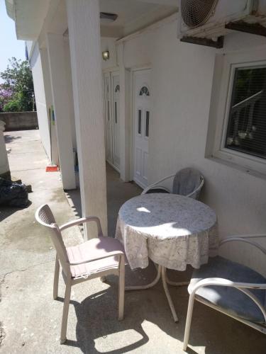 Un balcón o terraza de Apartmani Pikula