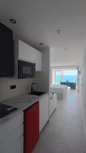 una cocina con fregadero y encimera en Why not, en Empuriabrava