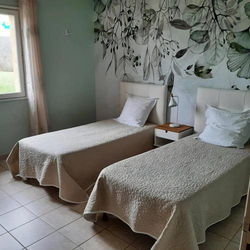 deux lits côte à côte dans une chambre dans l'établissement Maison accueillante à Salviac avec piscine privée, à Salviac