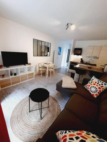 un salon avec un canapé et une table dans l'établissement F3 60m2 dans résidénce, 2 chambres, Garage, à La Grande Motte