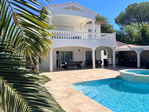 une villa avec piscine devant une maison dans l'établissement Magnifique villa spacieuse vacance dans le SUD, à Fréjus