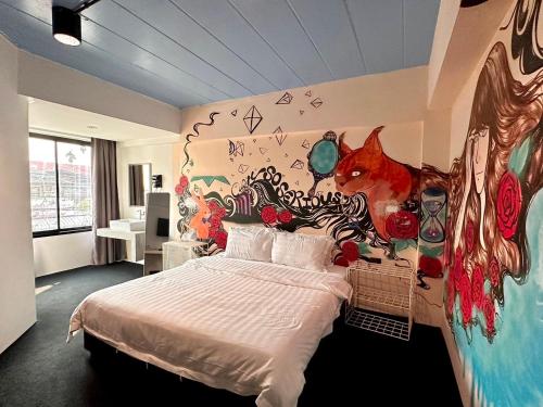 Ένα ή περισσότερα κρεβάτια σε δωμάτιο στο Perfect location in Chiang Mai 步行到塔佩門500米的泰式藝術民宿