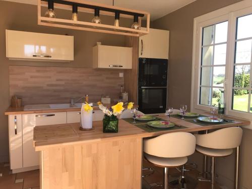 - une cuisine avec un grand îlot avec des tabourets dans l'établissement Villa Bellevue, à Pech Sec