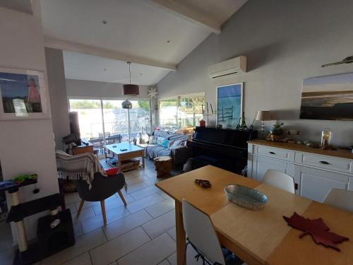 Photo de la galerie de l'établissement Palavas Belle Villa Piscine 3Chbres,Proche Plage Centre, à Palavas-les-Flots