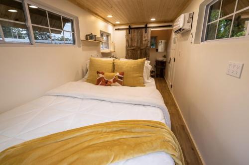 a small bedroom with a bed in a tiny house at Schuyler Yacht Basin in Schuylerville