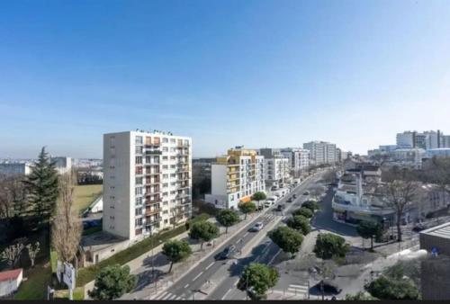 a view of a city street with buildings at Appartement aux portes de Paris in Villejuif