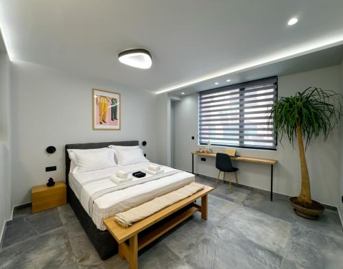 Postel nebo postele na pokoji v ubytování Luxury Downtown Apartment A6