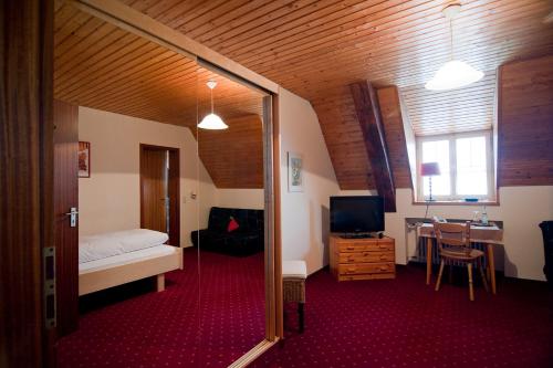 Una cama o camas en una habitación de Hotel Gasthof zur Post