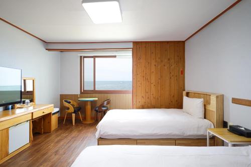 Postel nebo postele na pokoji v ubytování Fantastic Ocean View Sydney Hotel