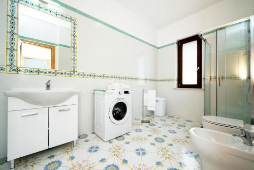 un bagno con lavatrice e lavandino di Casa Ketty ad Amalfi