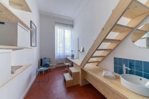 La salle de bains est pourvue d'un escalier, d'une baignoire et d'un lavabo. dans l'établissement Bel et grand appartement Quais de la Fontaine, à Nîmes