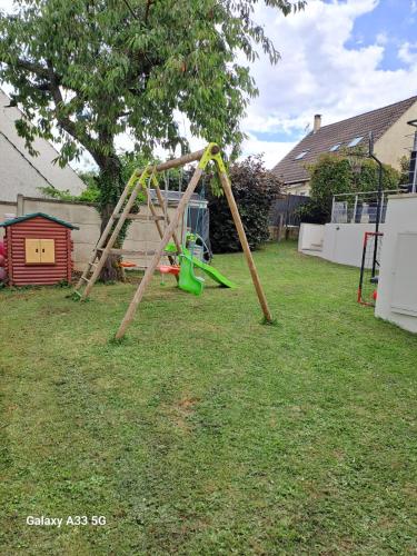 Photo de la galerie de l'établissement Villa moderne avec piscine, à Thorigny-sur-Marne