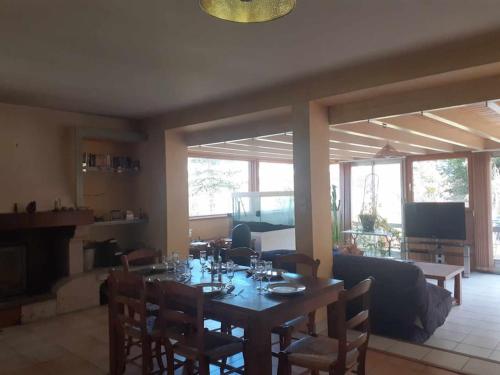 une salle à manger et un salon avec une table et des chaises dans l'établissement Maison familiale au Hézo, à Le Hézo
