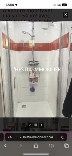 une photo d'une salle de bains avec un panier sur le mur dans l'établissement Maison mitoyenne proche Avignon, à Avignon