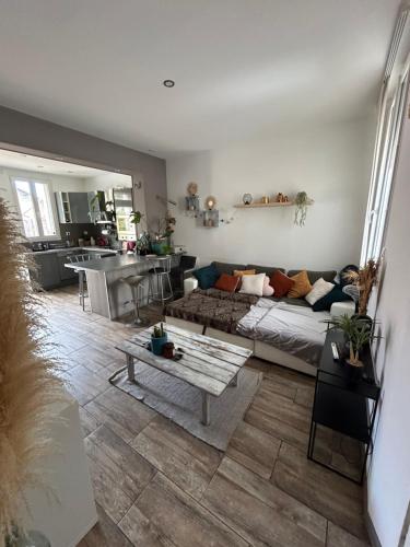 un salon avec un canapé et une table dans l'établissement Maison mitoyenne proche Avignon, à Avignon