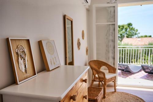 a room with a desk with a chair and a window at La Provençale - Jacuzzi, BBQ, jardin & clim in Toulon