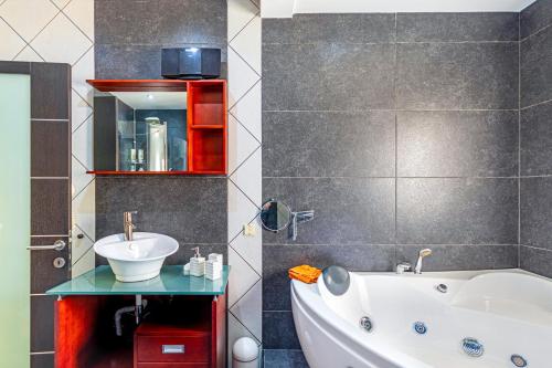 Un baño de Coastal Creek