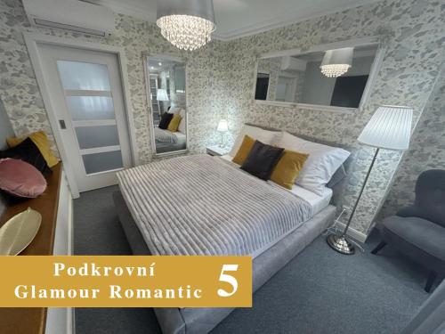 Postel nebo postele na pokoji v ubytování EFIPA Glamour Apartments