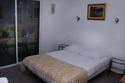 a bedroom with a bed and a table and chairs at Casa Adam's in Saint-Jean-le-Thomas