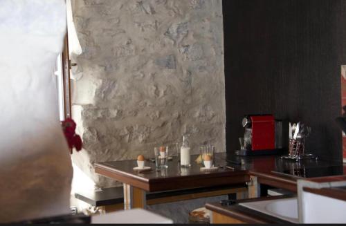 un restaurant avec deux tables et un mur en pierre dans l'établissement L'original- Duplex de charme, à Biarritz