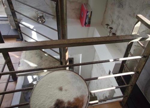 une étagère en métal avec un miroir et un lavabo dans l'établissement L'original- Duplex de charme, à Biarritz