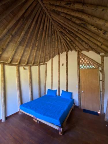 サン・ラファエルにあるMacuá, Refugio del bosqueの木製の天井の客室のベッド1台分です。