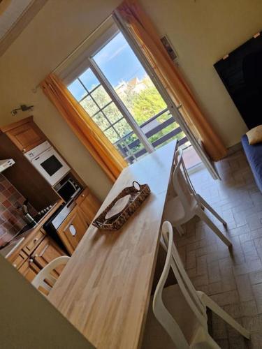 une table dans une cuisine avec un porte-monnaie dans l'établissement Appartement à partager entre amis ou familles, à Marseillan