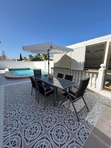Villa con Piscina Privada en Torrevieja