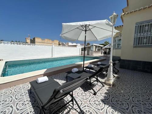 Villa con Piscina Privada en Torrevieja