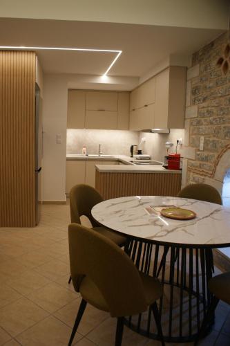 a kitchen with a table and chairs in a room at Thelea Mani in Kafióna