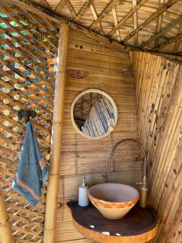 サン・ラファエルにあるMacuá, Refugio del bosqueの木造家屋内のバスルーム(シンク付)