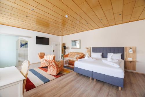 A bed or beds in a room at Pension Laubenhof
