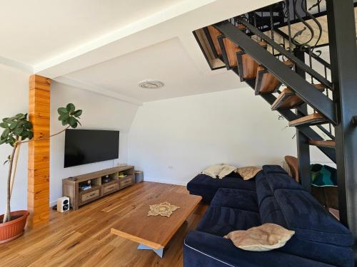 Μια τηλεόραση ή/και κέντρο ψυχαγωγίας στο Cabana Cozy Cabin A Frame