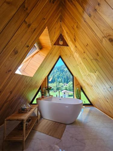 Φωτογραφία από το άλμπουμ του Cabana Cozy Cabin A Frame σε Toplita