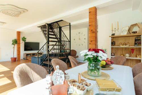 Μια τηλεόραση ή/και κέντρο ψυχαγωγίας στο Cabana Cozy Cabin A Frame