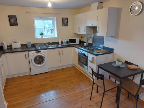 Kuchyň nebo kuchyňský kout v ubytování Two Bedroom Semi-detached Modern House in Birmingham