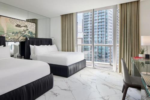 Uma cama ou camas num quarto em W Miami