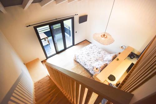 an overhead view of a room with a bed and a window at Magnifique duplex vue montagnes LARUN in Zugarramurdi