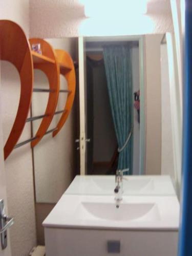 une salle de bain avec un lavabo et un miroir dans l'établissement Studio cabine Pégase 18 08 étage élevé balcon sud vue pistes, à Villarembert