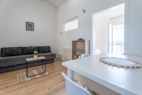 ein Wohnzimmer mit Couch und Tisch in der Unterkunft Apartments Miki in Bar
