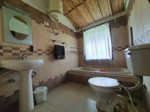 Bilik mandi di Cottage Resort amidst Shivaliks