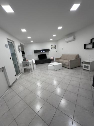 un grand salon avec un canapé et une table dans l'établissement Studio en coeur de village, à Frontignan