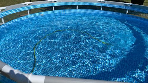 - une vue sur la piscine d'eau dans l'établissement Maison indépendante dans mas Provençal, à Avignon