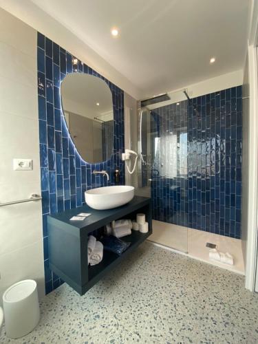 Ένα μπάνιο στο Calanca Rooms