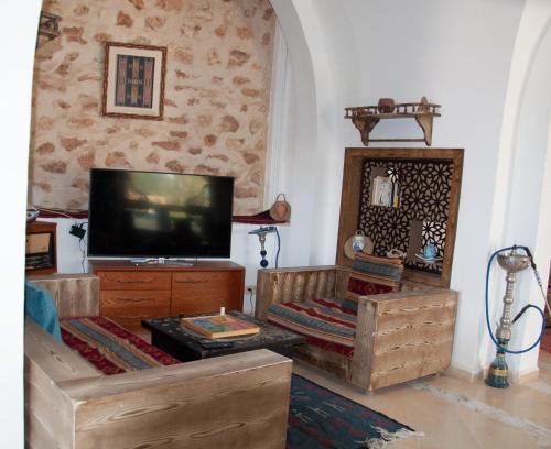 TV a/nebo společenská místnost v ubytování Le Patio de Mezraya